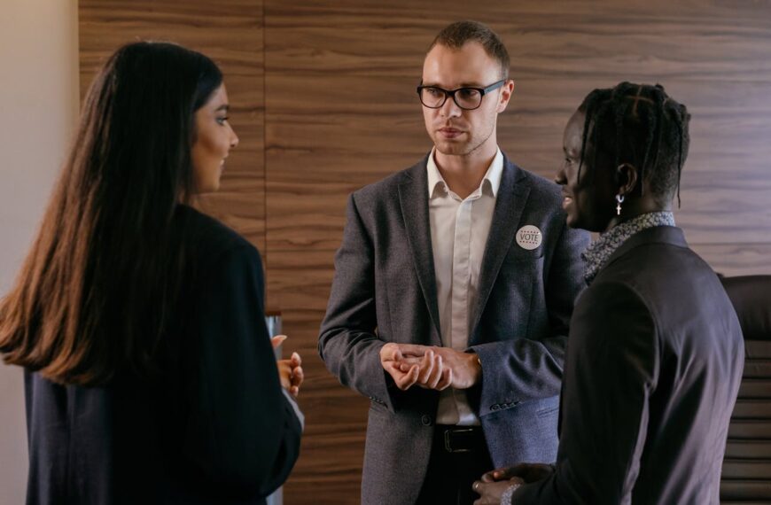 Photo by Mikhail Nilov: https://www.pexels.com/photo/politicians-talking-with-each-other-8847205/